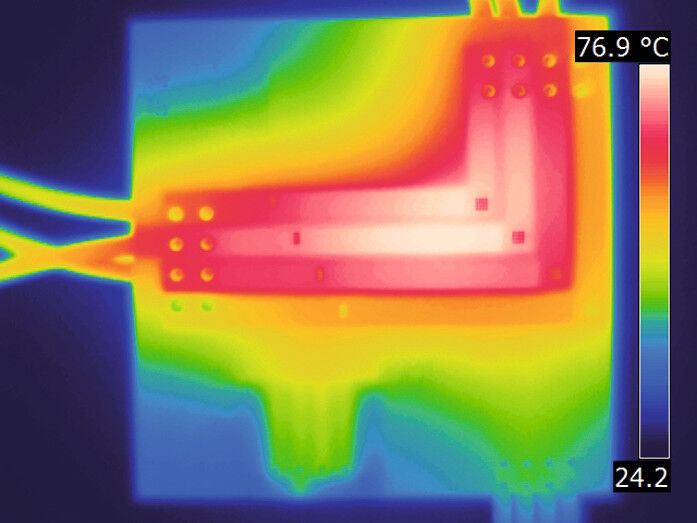 Bild 3: Die Thermographie zeigt es deutlich. Integrierte Kupferelemente der Leiterplattechntechnik HSMtec sorgen für ein effizientes Wärmemanagement und eine optimiert ausgelegte Anschlusstechnik für einen sicheren Anschluss. (Bild: Häusermann/Weidmüller)