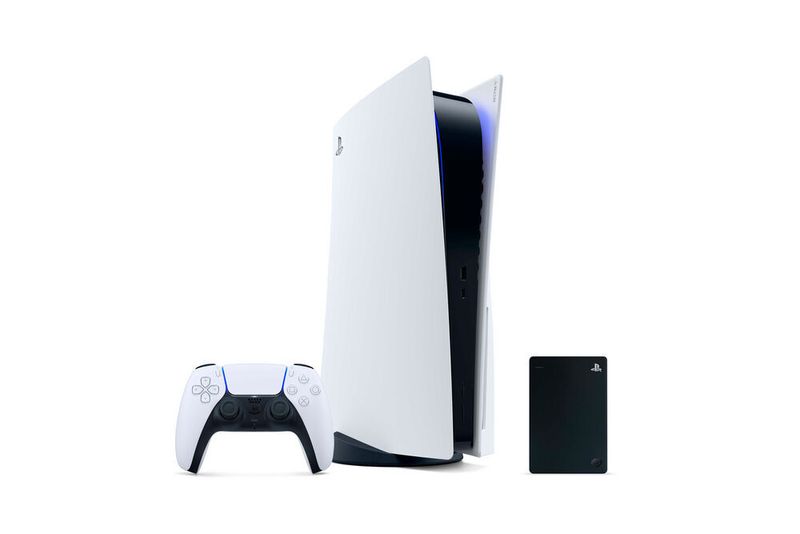 Im Vergleich zu Sonys Playstation 5 wirkt die externe Festplatte geradezu winzig. (Seagate)