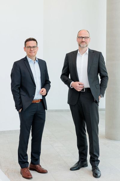 Björn Sucher und Prof. Dr. Golla, langjährige Geschäftsführer der Verbände Chemie.BW in Baden-Baden, treten zum 1. Juli 2022 als Doppelspitze die Nachfiolge von Thomas Mayer an. (Bild: Chemie BW / Jan Potente)