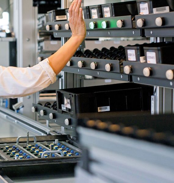The employees confirm the removal and fitting of the components by touching the capacitive sensor light (Turck)