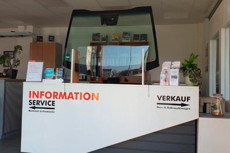 Mit einfachen Mitteln baute Gerd Billwiller für seinen Betrieb in Biderach einen Trennschutz auf die Theke: Er holte sich eine Windschutzscheibe aus dem Lager und hängte sie so auf, dass sie für eine entsprechende Trennung von Kunde und Mitarbeiter sorgt. (Bild: Auto Billwiller)