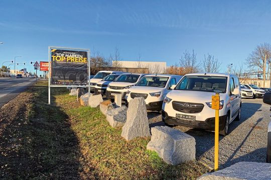 Eine große Tafel weist darauf hin, dass das Bautzener Opel-Autohaus auch EU-Fahrzeuge unterschiedlicher Marken vermarktet. Eine große Tafel weist darauf hin, dass das Bautzener Opel-Autohaus auch EU-Fahrzeuge unterschiedlicher Marken vermarktet.