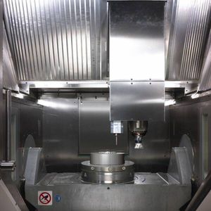 Hybridbearbeitungen werden wichtiger: Arbeitsraum eines 5-Achsen-Bearbeitungszentrums von Hermle mit integrierter MPA-Technik bei der Herstellung eines Werkzeugeinsatzes.
