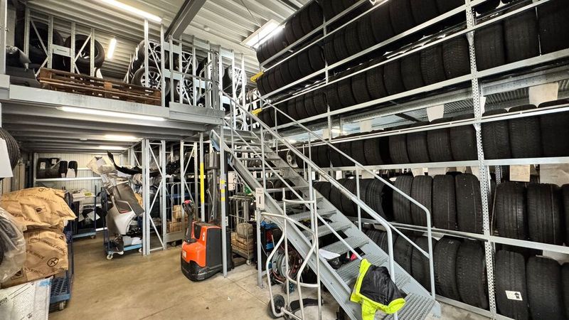 Rund 1.000 eingelagerte Radsätze, 2.600 Reifenwechsel im Jahr – die Kapazitätsgrenze ist erreicht. Das Reifengeschäft ist bei Szabo längst ein zentrales Kundenbindungsinstrument. Fremdmarken, die nur zum Reifenwechsel kommen, werden inzwischen aktiv aussortiert. Die knappe Kapazität gehört den eigenen Kunden. (Bild: Schreiner – VCG)