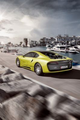 Der hybride Sportwagen Σtos: unterwegs mit persönlichem Autopilot und Drohne. (Rinspeed)