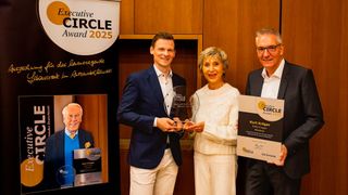 Den „Executive Circle Award“ für sein Lebenswerk erhielt 2025 der frühere geschäftsführende Gesellschafter der Dello-Gruppe, Kurt Kröger – posthum. »kfz-betrieb«-Chefredakteur Wolfgang Michel übergab die Auszeichnung im Rahmen des Executive Circles – dem exklusiven Forum für die großen Autohändler Deutschlands – an die Ehefrau Elke Kröger sowie den jetzigen geschäftsführenden Gesellschafter Björn Heilmann. (Bild: Stefan Bausewein)