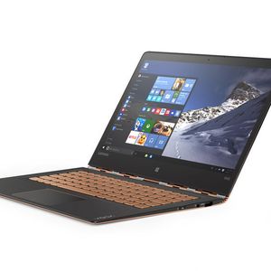Das Lenovo Yoga 900S ist nicht nur ultraflach, sondern mit 999 Gramm auch sehr leicht.