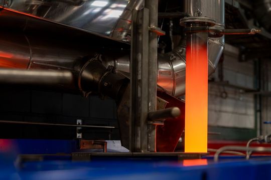 Blick darauf, wie es in einem Labor für Stahluntersuchungen bei Thyssenkrupp Steel zugeht. Damit das auch mit grünem Stahl klappt, wird viel Geld für ein dafür ausgelegtes Laboratorium ausgegeben. Und dann winkt noch die Messe Coiltech in Augsburg ...(Bild:  Thyssenkrupp Steel Europe)