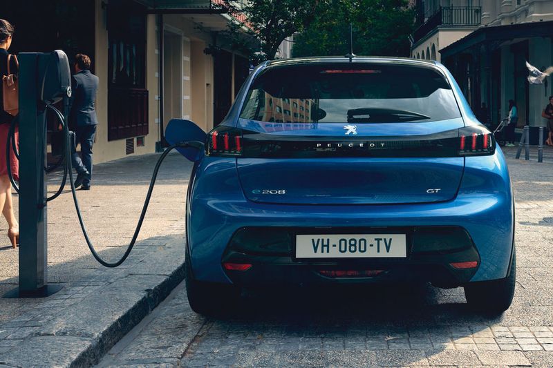 Von Beginn an kommt auch die Elektrovariante des 208 in den Verkauf. (Peugeot)