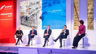 Diskussionsrunde im Rahmen der Werkseröffnung mit Sylvain Blaise (2. von links), President, Powertrain Business Unit, Iveco Group. (Bild: FPT Industrial)