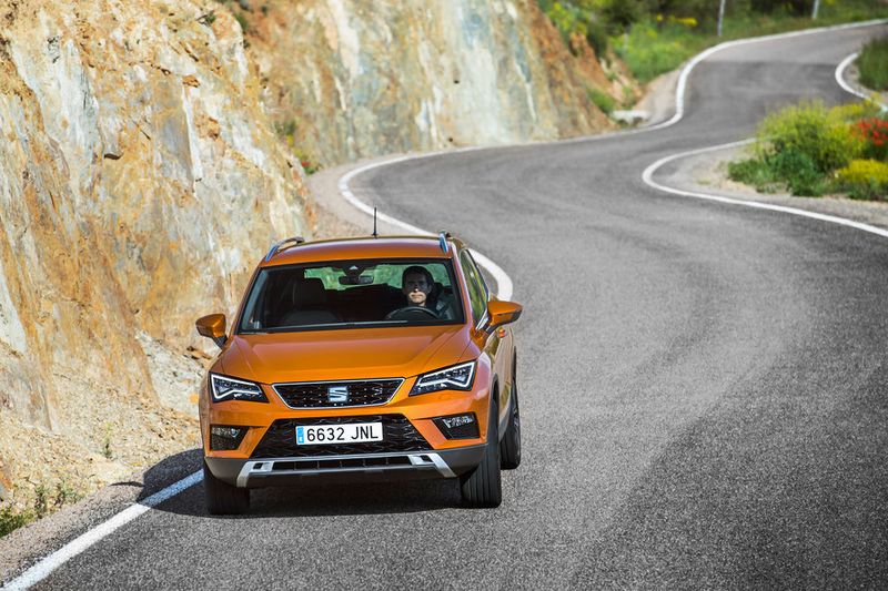 Die Frontansicht prägen die einzeln gefassten Funktionseinheiten wie Scheinwerfer und Kühlergrill und tragen zum sportlichen Charakter bei. Die „Bügelfalten“ des Ateca sind ebenso straff wie beim neuen Tiguan, doch sie geben hier Schwung und Elan Konturen. (Seat)