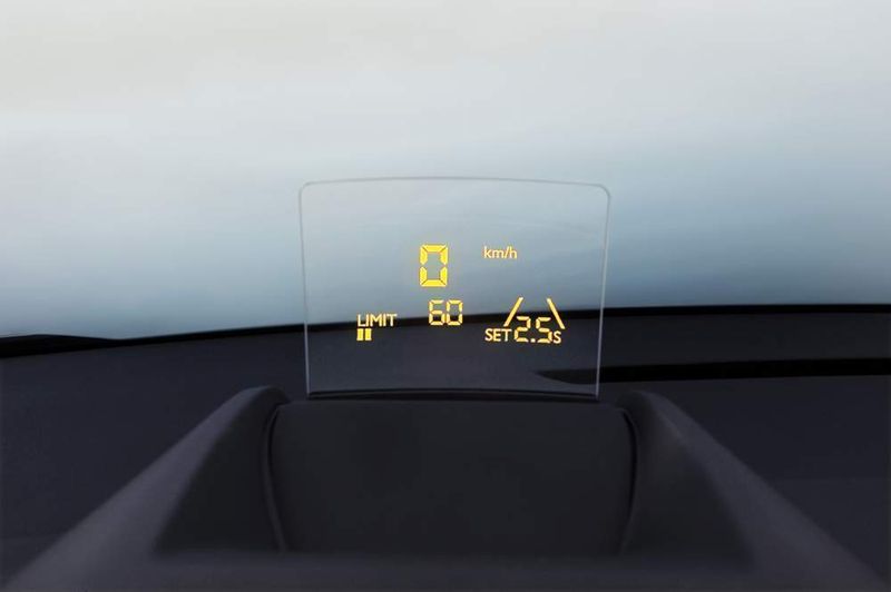 Das Head-up-Display informiert über die gefahrene Geschwindigkeit und warnt bei zu geringem Sicherheitsabstand. (Archiv: Vogel Business Media)