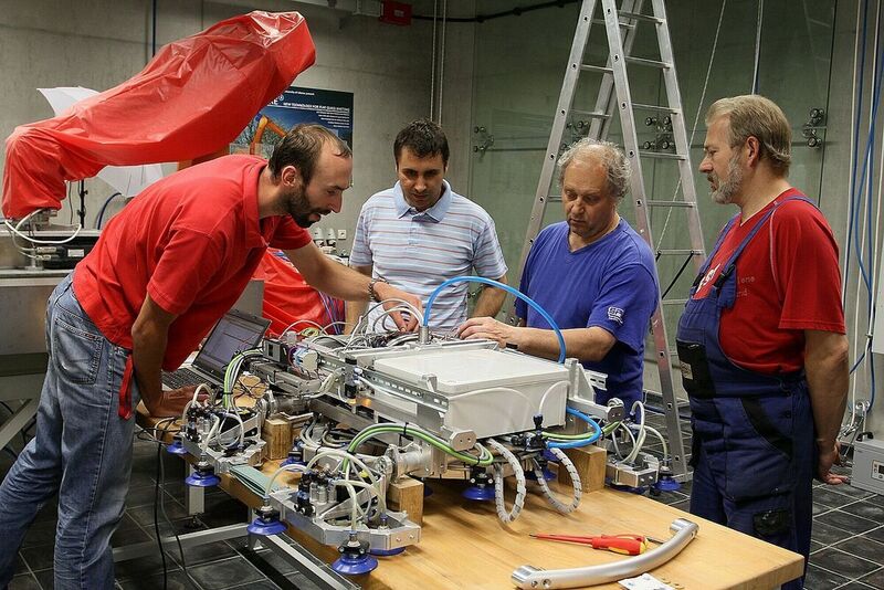 Ein Team der technischen Universität von Liberec in Tschechien hat den Senkrecht-Kletterer Robotul entwickelt. Der Roboter könnte beispielsweise für Servicearbeiten an gläsernen Gebäudefassaden eingesetzt werden. (Robotul/Tiskovka)