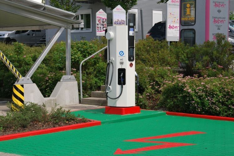 Für Elektrofahrzeuge gibt es eine Tankstelle. (Foto: Rubbel)
