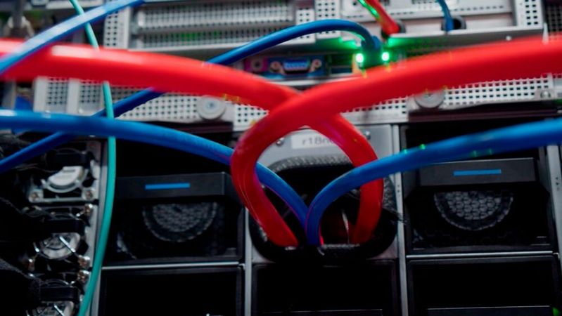 Immersionskühlungsspezialist Zutacore kann auf über 40 Installationen weltweit verweisen, unter den Kunden sind Equinix, Softbank und die Universität Münster.(Bild:  Zutacore)