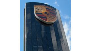 Das neue Porsche-Zentrum Berlin-Adlershof verfügt über einen turmhohen Pylon, der mehr leistet, als Kunden und Kaufinteressenten nur auf den Standort aufmerksam zu machen. (Achter / »kfz-betrieb«)