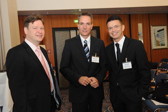 Auch von Sven Leyens-Wiedau (Pirelli), »kfz-betrieb«-Chefredakteur Wolfgang Michel und Stefan N. Quary (Dürkop) fällt die Anspannung ab. (Archiv: Vogel Business Media)