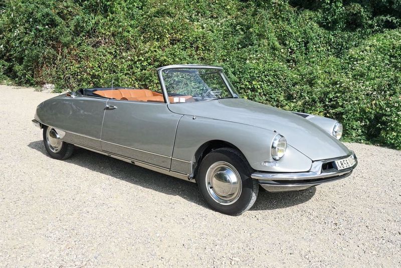 Die Göttin verzauberte 1955 die automobile Welt. „Spiegel“-Journalist Alexander Spoerl drückte es so aus: „Es ist nicht das Auto der Zukunft, es ist nur das Auto von heute. Und die anderen Autos sind von gestern.“ (Citroën )