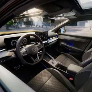 Das Cockpit soll hochwertiger sein als beim Vorgänger.(Bild:  VW)