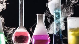 1 Organische Lösungsmittel, Säuren, Laugen – die Bandbreite an Flüssigkeiten, die im Labor zum Einsatz kommen, ist groß, deren Entsorgung jedoch häufig nicht optimal. (© Michal Ludwiczak - Fotolia)