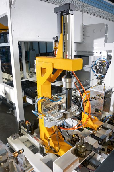 An der Prüfstation mit Vorschubmodul und elektromechanischen Hubzylindern werden die fertigen Werkstücke einer eingehenden Qualitätskontrolle unterzogen.  (Bild: Bosch Rexroth)