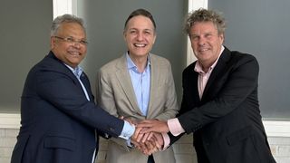 Drei machen ab jetzt gemeinsame Sache (v.l.): Ashwin Bhat (Vorstandsvorsitzender Lufthansa Cargo), Alain Chisari (Vorsitzender Swiss Worldcargo) und Jan Krems (Vorsitzender United Cargo). (Bild: Lufthansa Cargo)
