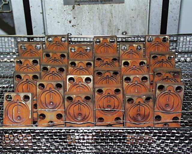 Bild 16: Nach dem thermischen Entgraten sind die Pumpengehäuse stark verrostet, … (Bosch)