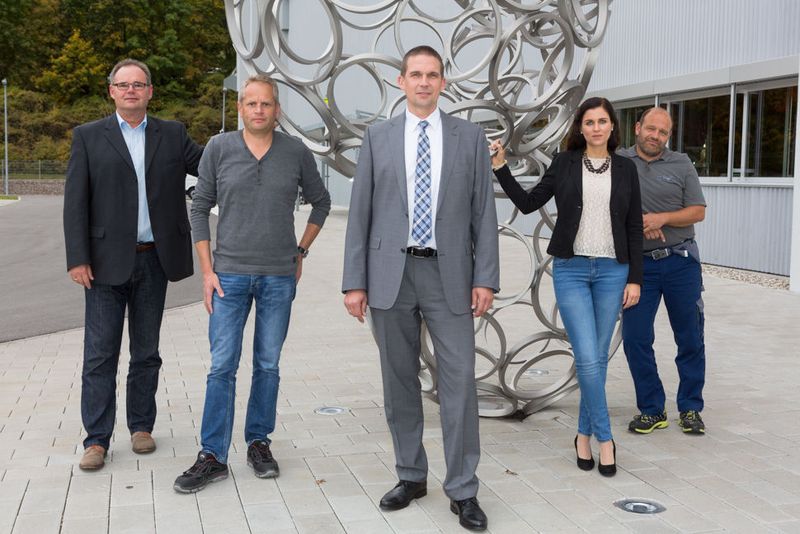 Thomas Philipp, Werkleiter der Aesculap Innovation Factory (Mitte), ist stolz auf sein Team, zu dem (v. l. n. r.) Joachim Bludau, Segmentleiter Blech im Werk Motoren & Container, Gerald Reischmann, Fertigungsdisponent Blechumformung, Nadine Weckenmann, IT-seitige Projektleiterin und Volker Huber, Gruppenleiter Blechtrennung, zählen. (Stopa)
