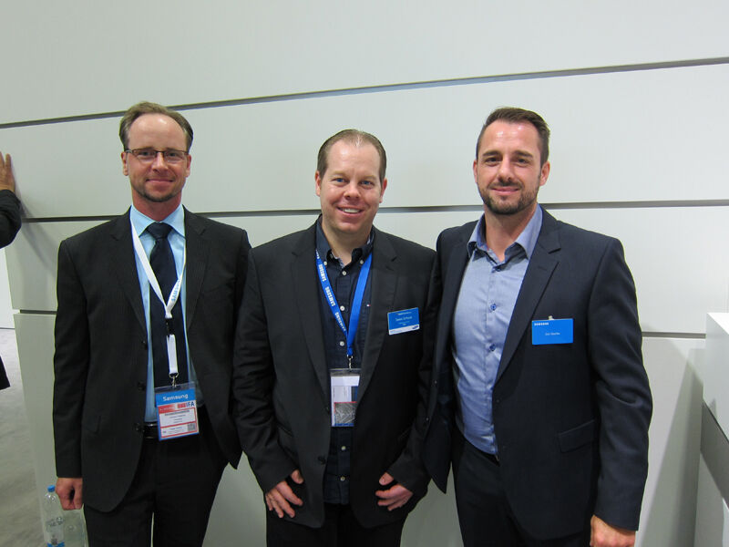 (v. l.) Christian Gottselig, Samsung, mit Swen Schuur, SSU Hard- und Software, und Zan Bazika, Samsung (Bild: IT-BUSINESS)