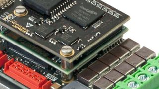 Der Motion Controller Somanet Servo Node ermöglicht eine präzise, sensorgestützte Regelung von PMSM und BLDC-Motoren bis 60 V und 20 A beziehungsweise 1000 W Dauerleistung. (Synapticon)