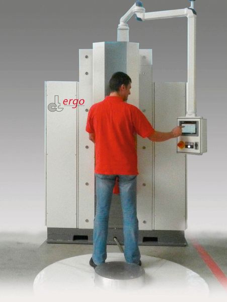 Der Mitarbeiter kann die Höhen manuell einstellen oder über einen Chip voreingestellt persönliche Höhen abrufen. (Bild: Conntronic)