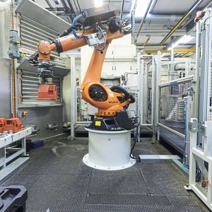 Für die Automatisierung der manuellen Be- und Entladung von Getriebegehäusen an Bearbeitungszentren wandte sich der Getriebebauer Nord an SAV.