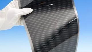 Das ZSW hat eine Dünnschichtsolarzelle mit einem Wirkungsgrad von über 20% entwickelt. Das Bild zeigt ein flexibles Solarmodul auf Titanfolie. (Archiv: Vogel Business Media)