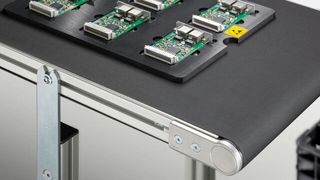 Für den Transport ESD-sensibler Bauteile hat item ESD-sichere Transportbänder und Zahnriemen entwickelt  (Bild: item)