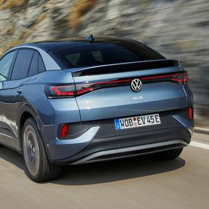 Das Heck sieht hübsch aus und verbessert die Aerodynamik.(Bild:  VW)