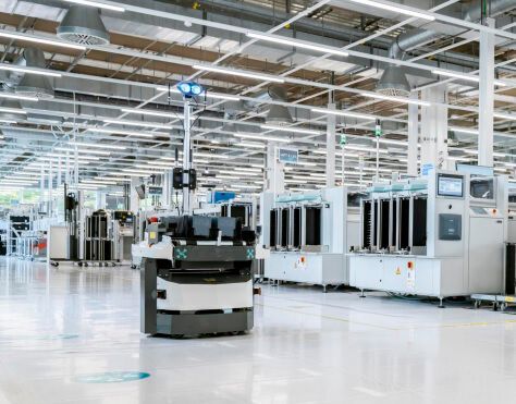 Private industrielle 5G-Netzwerke will Siemens dazu nutzen, um IT- und OT-Umgebungen konvergenter zueiander zu machen. Wer dieselben nutze, beschleunige Entscheidungen bei sich ändernden Trends und verbessere die betriebliche Effizienz. Siemens erklärt, wieso ...