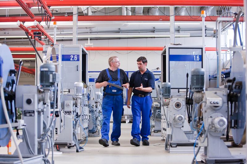 Die WIKUS-Experten stehen Ihren Kunden mit Serviceleistungen und Technischem Support stets beratend zur Seite.  (WIKUS-Sägenfabrik)