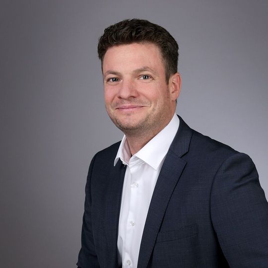 Dr. Daniel Frerichs, Director Europe des Huangpu-District Guangzhou (Kanton): „Wer als Zukunftsunternehmen wichtige Trends und Innovationen nicht verpassen und sich solide für die Zukunft aufstellen will, kommt heute nicht mehr umhin, die Greater Bay Area in die Unternehmensstrategie einzubinden.“ Dr. Daniel Frerichs, Director Europe des Huangpu-District Guangzhou (Kanton): „Wer als Zukunftsunternehmen wichtige Trends und Innovationen nicht verpassen und sich solide für die Zukunft aufstellen will, kommt heute nicht mehr umhin, die Greater Bay Area in die Unternehmensstrategie einzubinden.“