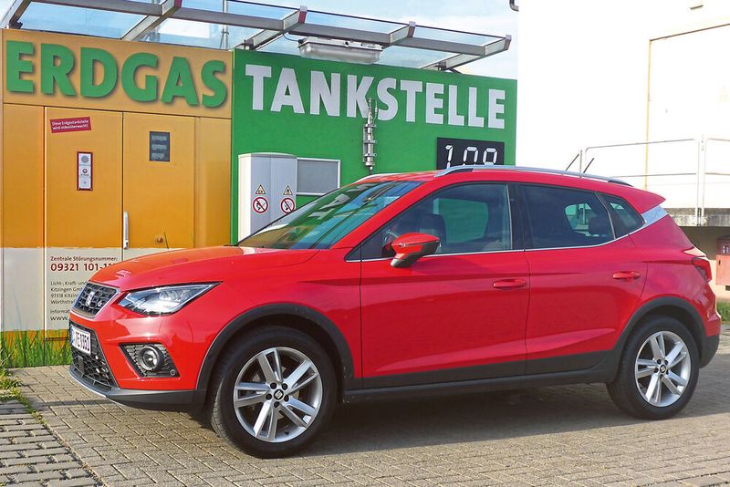 An der Tankstelle kommt Freude auf. Weil Gas langfristig günstig ist und der Energiegehalt höher, kostet die CNG-Mobilität trotz derzeit niedriger Benzinpreise weniger als mit konventionellen Verbrennern. (Bild: Schmidt/»kfz-betrieb«)