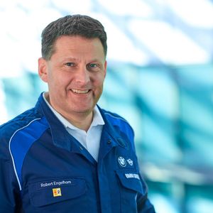 MW-Werksleiter Robert Engelhorn: "Die Produktion eines Fahrzeuges dauert bei uns etwa 30 Stunden. Innerhalb dieser Zeit erzeugt jedes Fahrzeug erhebliche Mengen an Daten. Mithilfe von Künstlicher Intelligenz und smarter Datenanalyse können wir unsere Produktion mit diesen Daten intelligent managen und analysieren." (Bild:  BMW)