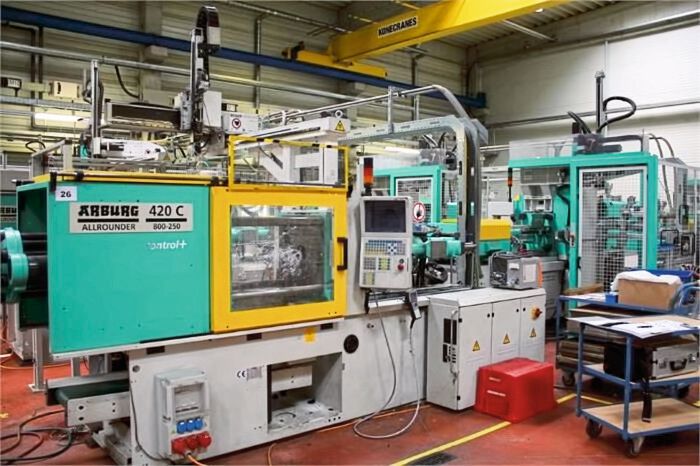 Ebenso für einen Startpreis von 2.000 Euro kann man bei der Versteigerung dieser Spritzgießmaschine einsteigen. Es handelt sich um eine Arburg-Allrounder 24C800-250 mit 800 Kilonewton Schließkraft. Baujahr 2003. (Bild: HT)
