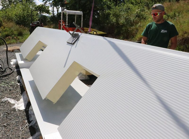 Mit dem Trumpf-Panelcutter Trutool TPC 165 exakt ausgeschnittene Fensterdurchbrüche in einer Sandwich-Paneele aus einem Blech-PUR-Kern-Verbund. Auch in den Ecken arbeitet das Gerät exakt. (Bild: Trumpf)