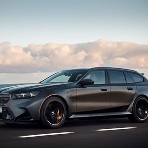 Der neue BMW 5er Touring wird im November 2024 auch mit Vierzylinder-Ottomotor mit 48-Volt-Mild-Hybrid-Technologie zu haben sein.(Bild:  BMW Group)