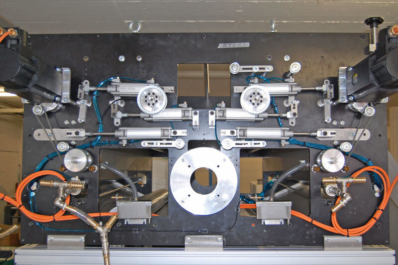Einem Schweizer Uhrwerk gleich sind die Aventics-Zylinder im Maschineninneren sauber angeordnet. Die Zylinder der Baureihe PRA sorgen für gewünschte Farbdicke und Kontrast, indem sie den Anpressdruck der Walzen regeln. (Aventics)