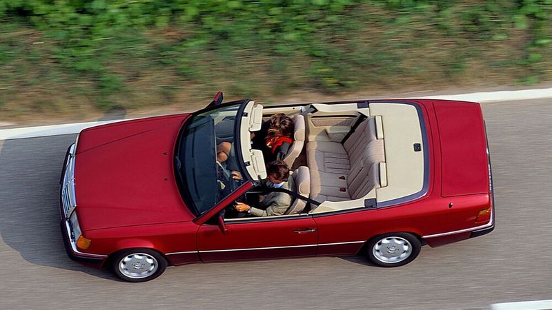 Das 300 CE-24 Cabriolet, eine weitere Karosserievariante der Baureihe 124, wurde im September 1991 auf der IAA vorgestellt. Die Entwicklung des Cabrios erfolgte auf Grundlage des Coupés. Um die Verwindungssteifigkeit gewährleisten zu können, wurden etwa 1000 Teile überarbeitet oder neu konstruiert. Teilweise mussten tragende Bleche aus höherwertigem Material gefertigt werden. Das Cabriolet wurde ab Ende 1991 in Deutschland (und anderen kontinentaleuropäischen Staaten) zunächst ausschließlich mit dem in anderen Modellen bereits auslaufenden 3-Liter-Vierventilmotor als 300 CE-24 angeboten. (Bild: Mercedes-Benz)