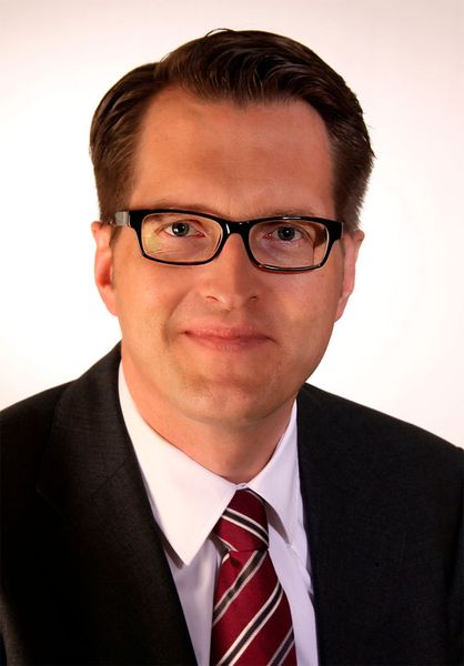 Die Innovation Alliance zeigt auf der Hannover Messe konkrete Anwendungsbeispiele für die Digitalisierung mittelständischer Industrieunternehmen. Dazu zählen Komplettlösungen für die Smart Factory wie beispielsweise Predictive Maintenance, die Verbindung von Mensch und Maschine, Kommunikation mit Bots, Collaboration und die Absicherung von Remote-Zugängen. Der Kompetenzverbund aus zehn IT-Unternehmen mit fundierter Digitalisierungsexpertise im Mittelstand präsentiert sich am Cisco-Stand (Halle 6, Stand F30). Messeschwerpunkte sind Lösungen für performante, hochverfügbare Netzwerkstrukturen als Basis erfolgreicher Industrie 4.0-Projekte. „Menschen, Anlagen und Prozesse müssen entlang der gesamten Wertschöpfungskette übergreifend vernetzt sein. So wird die Produktionshalle zu einer intelligenten, mitdenkenden Fabrik“, sagt Detlev Kühne (bild), einer der Sprecher der Innovation Alliance und Mitglied der Geschäftsführung von Cisco Deutschland. (Bild: Innovation Alliance)