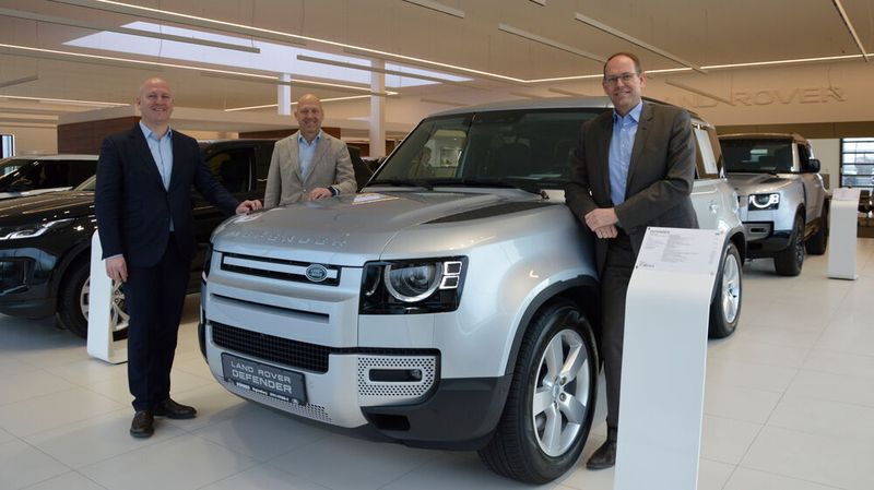 Dr. Alexander Dünnes (v. l.) und Christian Dünnes mit Jaguar-Land-Rover-Deutschland-Geschäftsführer Jan-Kas van der Stelt. (Mauritz/»kfz-betrieb«)