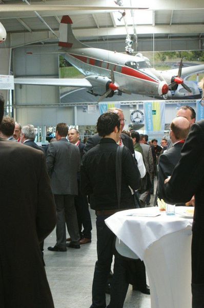 Zwischen zufriedenen Ausstellern finden sich auch Zweiräder, wie diese (Archiv: Vogel Business Media)