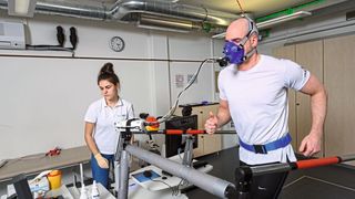 Beim physischen Stresstest laufen die Probanden bei 15 Prozent Steigung, bis sie nicht mehr können. Jede halbe Minute wird die Geschwindigkeit des Laufbandes erhöht. (Bild: © Roberto Schirdewahn)