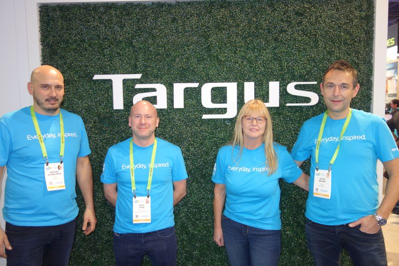 Das Targus Team stand frisch geduscht püntklich um 10h am Stand: (v. l.) Raphael de Perlinghi, Dave Crew, Beate Bandholz und David Brown. (IT-BUSINESS)